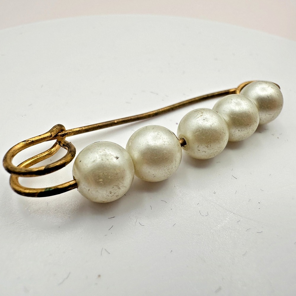 Vintage 90s White Faux Pearl Bead Gold Tone Safety Pin Brooch Fashion Jewelry